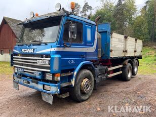 Scania P113 kamion s ravnom platformom